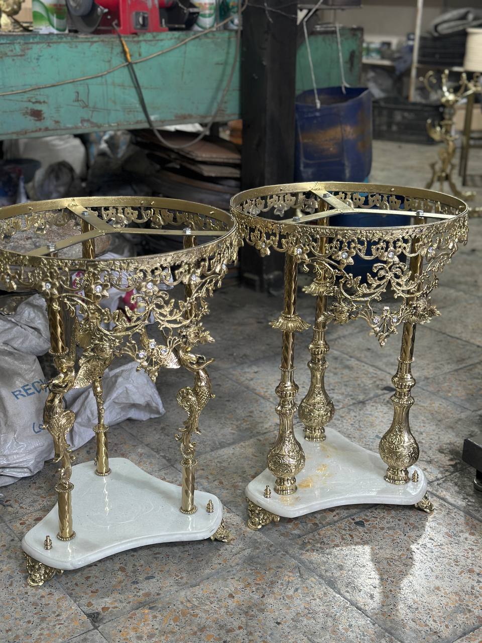 میز پایه سنگی سه فرشته و سوراهی تاج دار